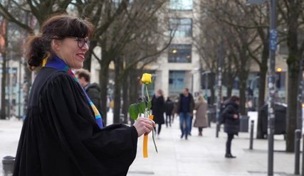 st. moment Rosen verteilen auf dem Jungfernstieg - Copyright: © Hagen Grützmacher