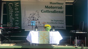 Noch ist die Altarbühne leer