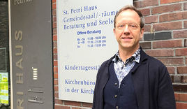 Matthias Schmidt vor dem Beratungs- und Seelsorgezentrum - Copyright: Marieke Lohse