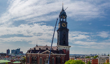 Michelglocken werden auf 90 Meter Höhe gebracht - Copyright: Erwin Pridzuhn / ImageYourStyle