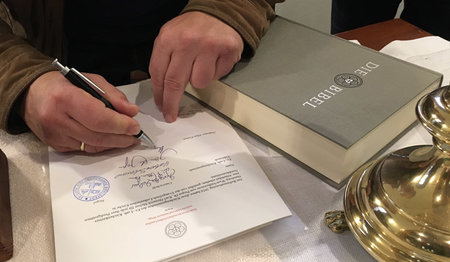 Mit Unterschrift und Siegel wird die Übergabe beurkundet – hier in der Elisabethkirche in Eidelstedt