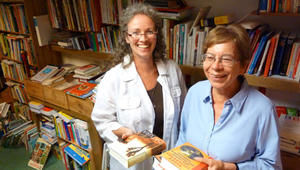 Martina Pade und Karin Mathiessen helfen in der Bücherstube - Copyright: Mechthild Klein