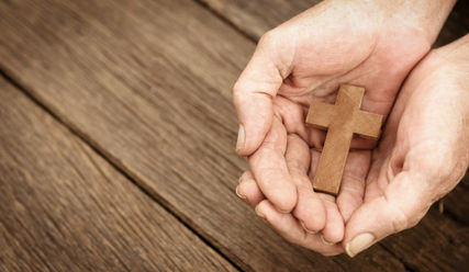 Kreuz Hände  - Copyright: © hidesy/iStock