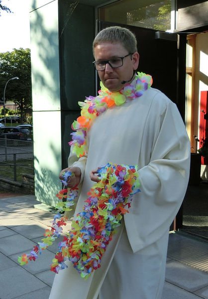 - Copyright: Dietrich Klatt Pastor Matthias Liberman verteilte Blumenketten an die Besucher. - © Dietrich Klatt - Copyright: Dietrich Klatt