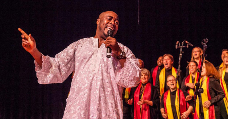 Die Gospel Ambassadors singen beim Internationalen Gottesdienst in Borgfelde