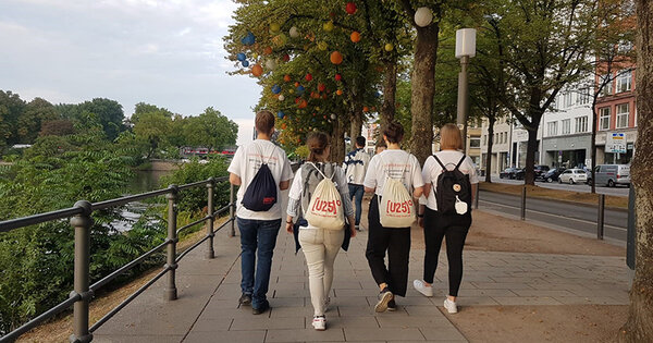 Junge Menschen spazieren - Copyright: U25