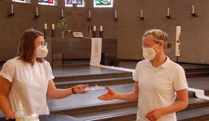 Arzthelferinnen in der Kirche - Copyright: © epd