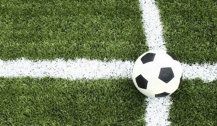 Fußball auf Rasen, Foto: istock