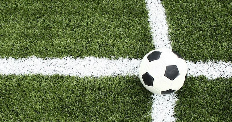 Fußball auf Rasen, Foto: istock