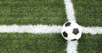 Fußball auf Rasen, Foto: istock