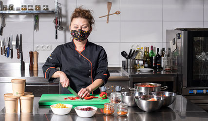 Katharina Schneider kocht Mittagessen - Copyright: © Florian Quandt