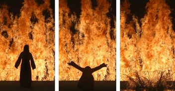 Die zehn Meter hohe Videoinstallation 'Fire Woman' empfängt die Besucherinnen in den Deichtorhallen - Copyright: Kira Perov, courtesy of Bill Viola Studio