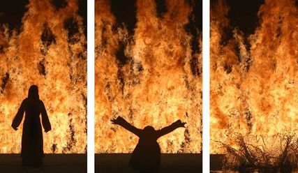Die zehn Meter hohe Videoinstallation 'Fire Woman' empfängt die Besucherinnen in den Deichtorhallen - Copyright: Kira Perov, courtesy of Bill Viola Studio