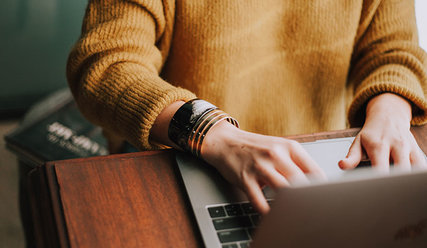 Frau tippt auf dem Notebook - Copyright: Unsplash