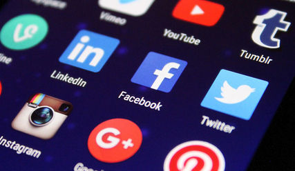 Smartphone Display mit Social Media Apps - Copyright: © Lizenz Pixabay