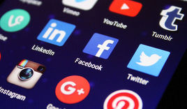 Smartphone Display mit Social Media Apps - Copyright: © Lizenz Pixabay