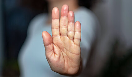 Frau hält Hand vor sich - Copyright: Medio TV / Christian Schauderna / fundus-medien.de
