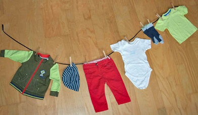 Wäscheleine mit aufgehängter Kinderbekleidung  - Copyright: Daniela Steinke