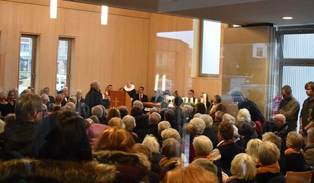 Bischöfin Kirsten Fehrs predigt in der randvoll gefüllten Kirche – ©Monika Rulfs