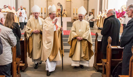 Der neue Weihbischof Horst Eberlein (Mi.), rechts flankiert von seinem Vorgänger Hans-Jochen Jaschke. Unter den Gästen der evangelische Landesbischof Gerhard Ulrich (2. v. re.) - Copyright: K. Erbe/Erzbistum Hamburg