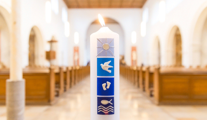 Im Taufgottesdienst wird meistens auch die Taufkerze überreicht - Copyright: Creative Commons
