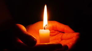 Kerze in der Hand  Alekss/fotolia.com - Copyright: Alekss - fotolia.com
