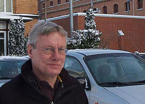 Diakon Jan Borowski vor seinem Arbeitsplatz, dem Untersuchungsgefängnis.