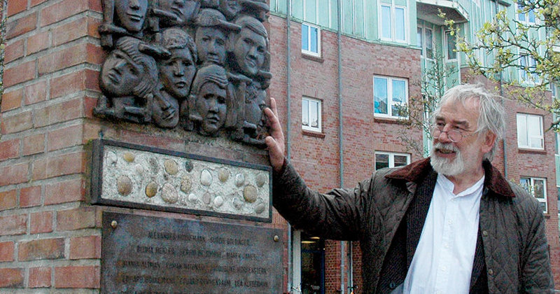 Pastor Peter Hahn an der Gedenkstele für die Kinder vom Bullenhuser Damm auf dem Roman-Zeller-Platz