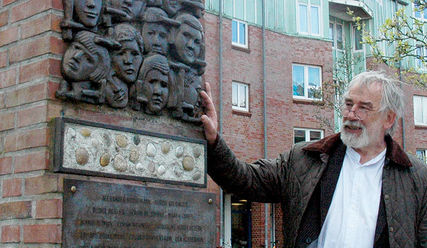 Pastor Peter Hahn an der Gedenkstele für die Kinder vom Bullenhuser Damm auf dem Roman-Zeller-Platz - Copyright: Andreas-M. Petersen