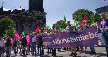 Bischöfin Kirsten Fehrs und Kirchenmitglieder auf der Demo am 19. Mai, vor dem Hamburger Michel - Copyright: © Tobias Dorn