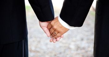 Zur Feier des Tages können schwule und lesbische Paare am Sonntag im Rathaus heiraten - Copyright: fotolia