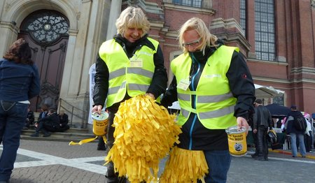 Bänder verschiedener Farben erinnern an die Motorradgottesdienste; die gelben stehen für den Hamburger.