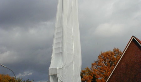 Verhüllter Kirchturm