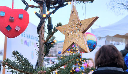 Fair gehandelter Christbaumschmuck der Aktion 'Weihnachten Weltweit' - Copyright: © Hagen Grützmacher