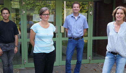 Jugenddiakon Daniel Kiwitt (Stephanskirche), Jugenddiakonin Lena Müller (Paulskirche), Schulleiter Dirk Ziegenhagen und Schulsozialpädagogin Barbara Laufer haben das Projekt 'Corona und ich' gemeinsam umgesetzt. - Copyright: © Hagen Grützmacher