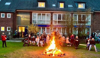 Osterfeuer im Gemeindegarten - Copyright: Maria Feddersen 