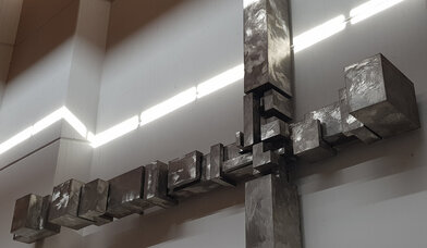 Liegendes Kreuz, Lichtstrahl - Copyright: Renate Ott-Filenius