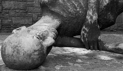 Das Kunstwerk 'Der sterbende Häftling' erinnert an das Leid der KZ-Insassen - Copyright: © Mark Chambers