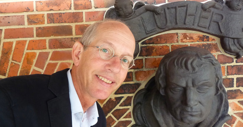 Freut sich am skeptisch blickenden Reformator: Pastor Rainer Hanno