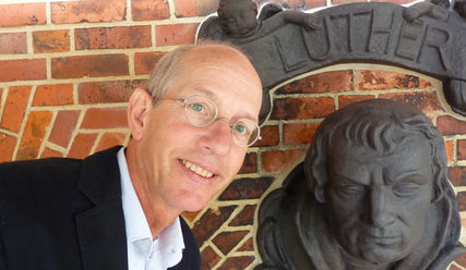 Freut sich am skeptisch blickenden Reformator: Pastor Rainer Hanno - Copyright: Sabine Henning/kirche-hamburg.de