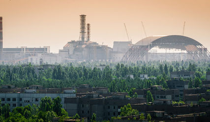 An dem neuen 'Sarkophag' für die Atomruine wird noch gebaut - Copyright: Nick Moulds/fotolia
