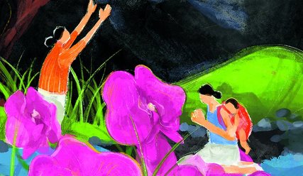 Lila Blumen, im Hintergrund ein Mensch mit erhobenen Händen, die sich auf einen darüber fliegenden Vogel richten - Copyright: WGT