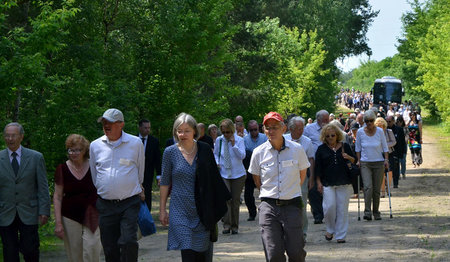 Autorin Monika Rulfs (Mitte) auf dem Weg zur christlich-jüdischen Gedenkfeier - Foto: IBB