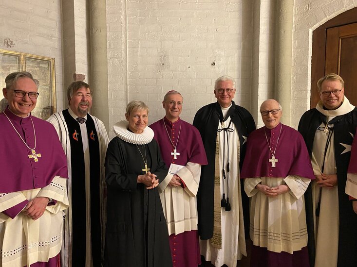 Die leitenden Geistlichen von links nach rechts: Dompfarrer Thorsten Weber, Pastor Uwe Onnen (Vorsitzender der Arbeitsgemeinschaft Christlicher Kirchen in Hamburg), Bischöfin Kirsten Fehrs, Erzbischof Stefan Heße, Pastor Alexander Röder, Alterzbischof Werner Thissen, Pastor Jens-Martin Kruse.