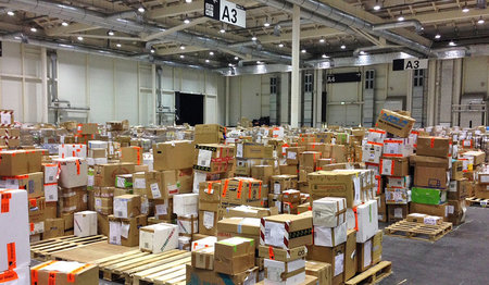Fertig sortierte und verpackte Kleidung, die in die Unterkünfte gebracht wird