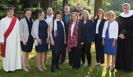 Konviktmeisterin Diakonin Claudia Rackwitz-Busse, Diakonin Annalena Kock, Diakonin Benthe Gilow, Diakonin Lukas Calliebe-Winter, Diakonin Monika Schmudde, Diakonin Andre Kummerfeld, Katrin Grumbt, Diakon Ivan Ledin, Assistentin Katharina Bloemberg, Prof. Dr. Katrin Hahn, Prof. Dr. Ulirke Suhr, Pastor Dr. Friedemann Green. (von links) - Copyright: © Martin Krok/Das Rauhe Haus