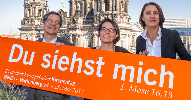 "Du siehst mich" - die Losung des Kirchtags präsentiert von Berlins Bischof Markus Dröge, Kirchentagspräsidentin Christina Aus der Au und Generalsekretärin Ellen Ueberschär (v. li.)