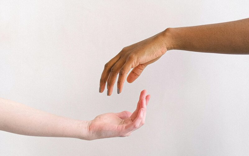 Schwarze und weiße Hand