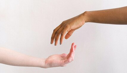Schwarze und weiße Hand - Copyright: pexels, anna-shvets