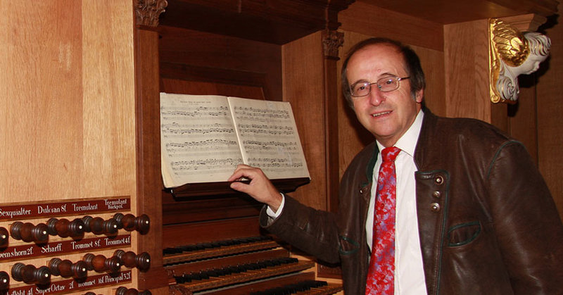 Kirchenmusikdirektor Rudolf Kelber am Spieltisch der Jacobi-Orgel – ©Christine von Seht